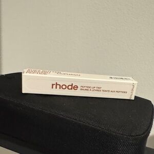 RHODE SKIN BIRTHDAY SPECIAL EDITION 
Cinnamon Roll 🤎🤍 Peptide Lip Tint